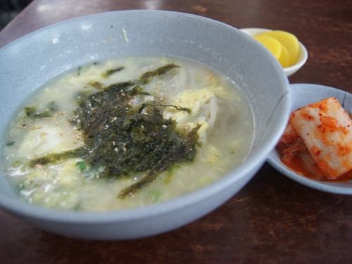 この日はマンドゥトックスープを頼みました