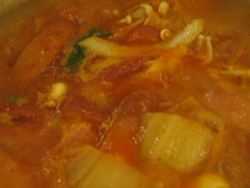 ハム＋ラーメンサリでなんだかプデチゲみたいなキムチチゲでした。
