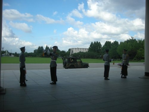 見張りの軍人さんが交代をしているところにジープが…