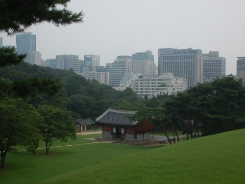 登ったところから振り返ると、カンナムのビル群が。