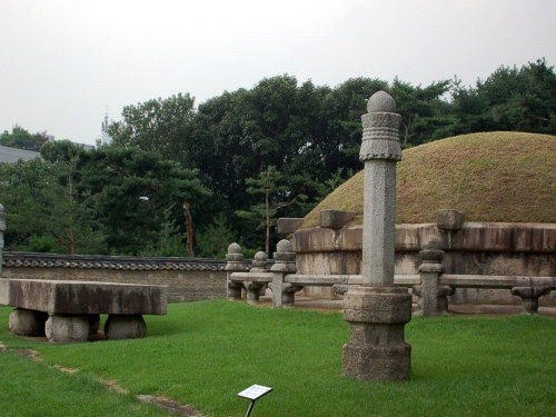 王陵の敷地内に入る事はできませんでしたが、近くづくことはできます。