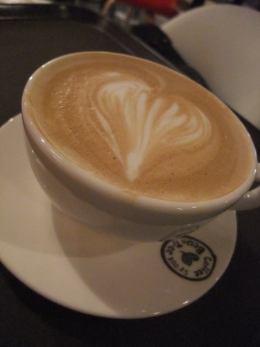ハート模様がかわいいカフェラテ♪