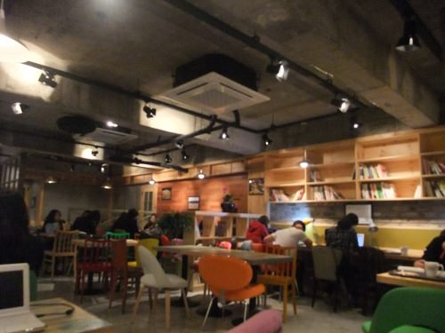 店内には勉強している人もたくさん