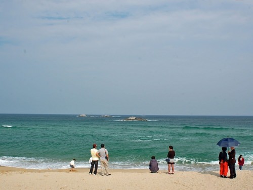 天気がもっとよければ、本当にエメラルドグリーンになる海