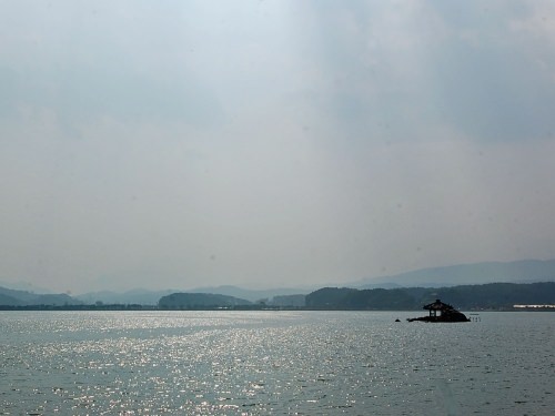 お隣には静かな鏡浦湖が。