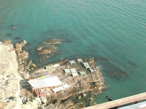 おばさん達がいる店までは結構あります