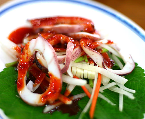 茹でたイカと辛味ソースを和えた一品。