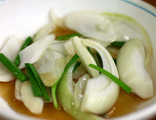 韓国産の玉ねぎは生のままでも甘みがあります。ぜひよく噛んで味わいたい副菜です。