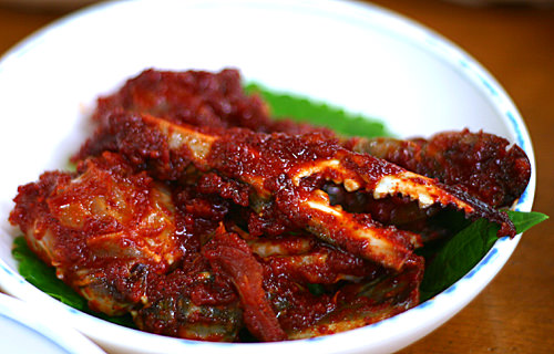 この蟹、すごく辛そうですよね?でも見た目ほどでもなく、辛いのが苦手な私も旨味を感じる絶妙な味付けのです。小さいので脚をチュ~と吸って頂きます。