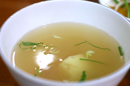 温かいじゃがいも入り味噌汁です。味は薄めなので、豚足や野菜たちのハーモニーを崩すことなく頂けます。