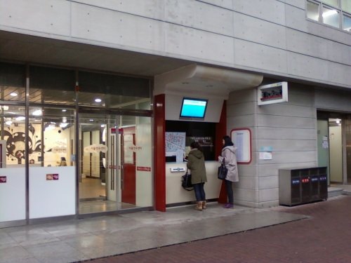 チケットボックスは建物外にあります。