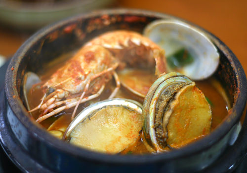 トコブシは3つ、海老、アサリの入った辛い魚介のスープ。エキスはたっぷり出ていました。