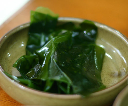 特に味付けはないシンプルなワカメのような海藻。