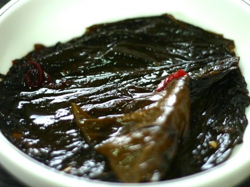 塩気のあるエゴマの葉の漬物。