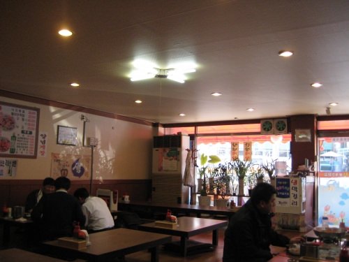 店内はオンドルの座敷