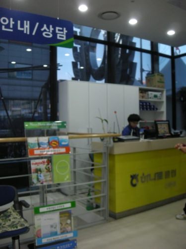 カードは入口入ってすぐ右の案内デスクで即時発行