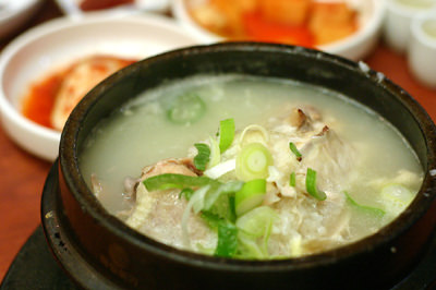 実は、こんな風に鶏丸々1匹の参鶏湯を食べたのは初めてでした。