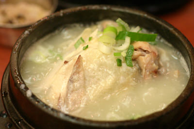 熱々のスープにジューシーな鶏が入ってます。