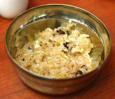 最初に出される黒米や雑穀入りの御飯。