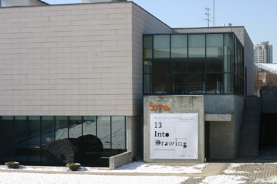 美術館を裏側から撮りました。この側の坂では子供たちが雪の上をコロコロと転がって遊んでいました♪