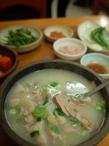 注文してすぐ運ばれてきたテジクッパッ