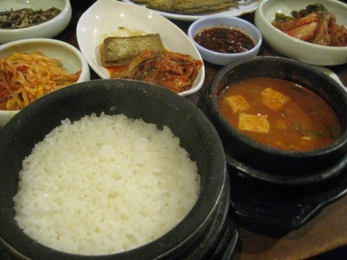 ご飯は別の器に移して、釜には熱いうちに一緒に出てくるお湯を。あとでおこげ湯が楽しめます