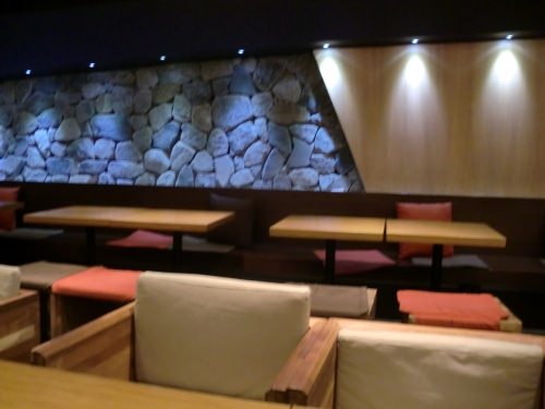 壁には石がはめ込まれていますね