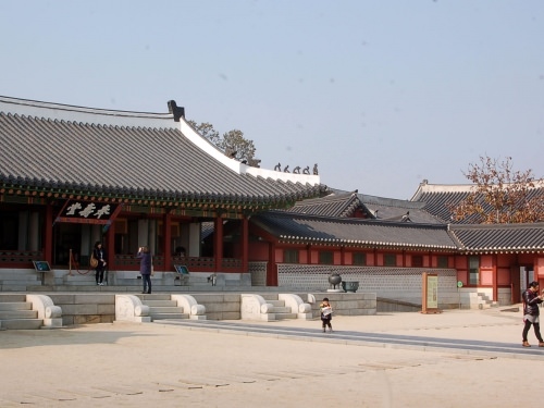 行宮の正殿にあたる奉寿堂。