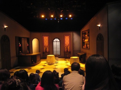 小さな劇場なので、舞台が近いです