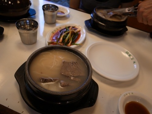 手前がソルロンタン。