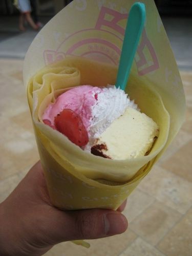 クレープやプレッツェルなどおやつのお店もいくつかあり