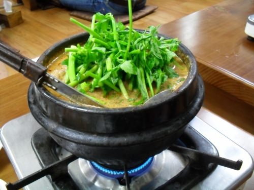 セリはプラスチックのかごに山盛り出てきます