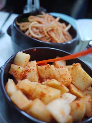 カクテキが出てきます。食べたい分だけお皿にわけて食べます。美味しいです。
