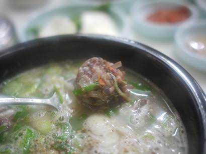 熱々のスンデ。やけどしないよう気をつけてくださいね。