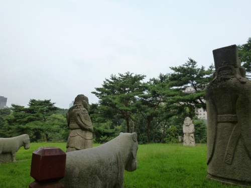 お墓にいた石像達