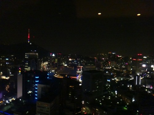 明洞の夜景(左上に見えるのがソウルタワー)