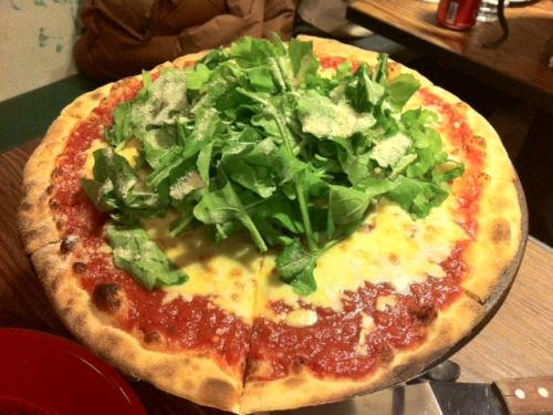 ルッコラピザ19,000ウォン。良い香りの美味しいピザでした。