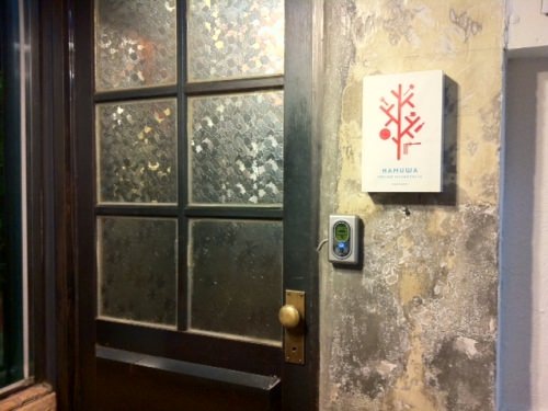 階段をあがったトコにあるお店の入口のドア。