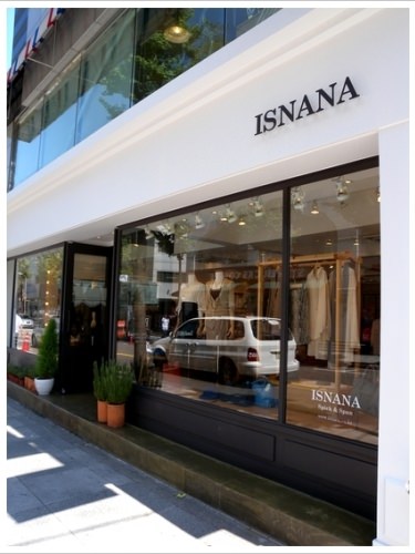 白いお店です。外からでもオシャレなのがわかります。