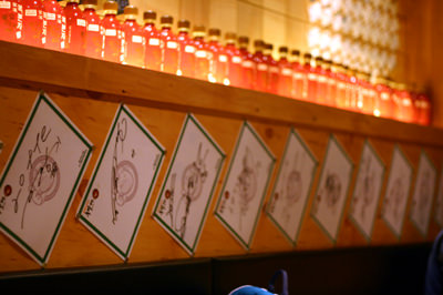 ロッテジャイアンツ選手たちのサインがダーーーっと並べ飾られています。