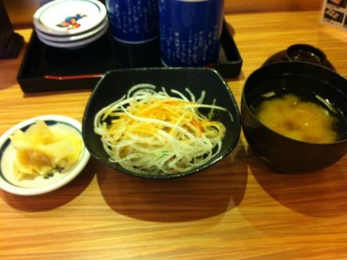 サラダと味噌汁は全ランチメニューについてきます。