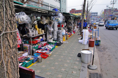 歩道にもお店が