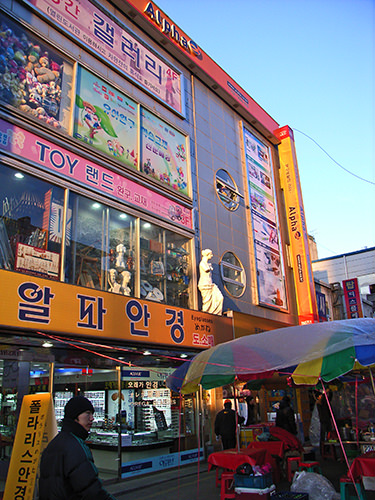 市場側は人がたくさん