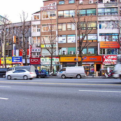 昌信カメラの右側にあるけど、左側の路地を入ると