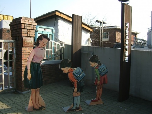 「ソンセンニム、アンニョンハセヨ!」礼儀正しくご挨拶