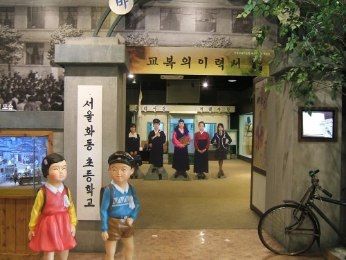 入場して左には学校があります