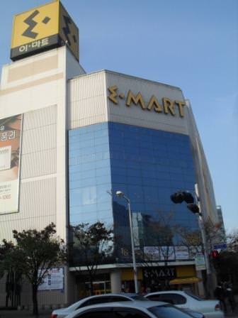 外観。上層階は「駐車場」です