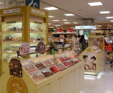いわゆるチープコスメの売場も