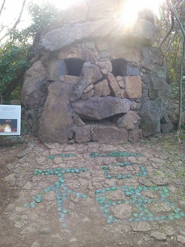 トルハルバンの目の奥にまたトルハルバンが・・・その中に銭を投げ入れて入ったら「福」が?私は入りませんでしたTT