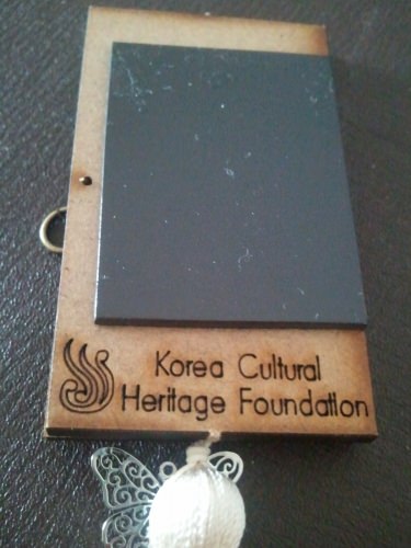 裏にはマグネットと英語のお印が